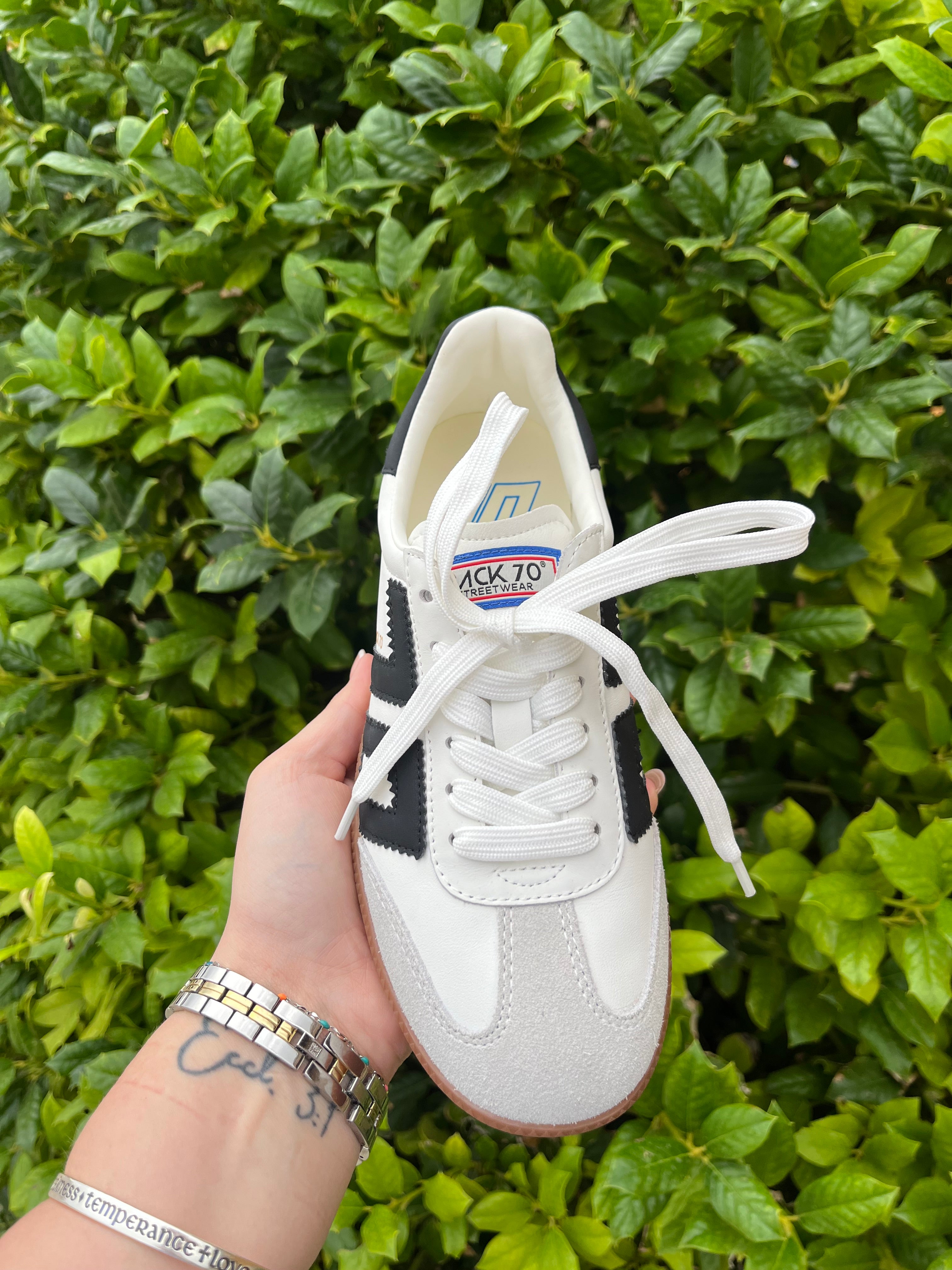 Back 70 - Cloud - Black/White